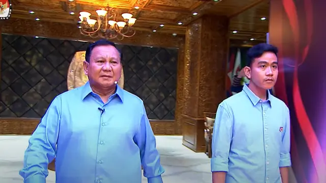 Pasangan capres-cawapres nomor urut 2 Prabowo Subianto dan Gibran Rakabuming Raka di acara debat capres di kantor Komisi Pemilihan Umum (KPU), Selasa (12/12/2023).