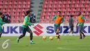 Pemain belakang Timnas Indonesia, Gunawan DC (kedua kiri) saat latihan jelang final kedua Piala AFF 2016 di Rajamangala Stadium, Bangkok, Thailand, Jumat (16/12). Indonesia akan melakoni laga tandang lawan Thailand. (Liputan6.com/Helmi Fithriansyah)
