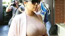 Kim tampak percaya diri melenggang di luar dan tetap menggenggam ponselnya yang selalu berguna. (via dailymail.co.uk)