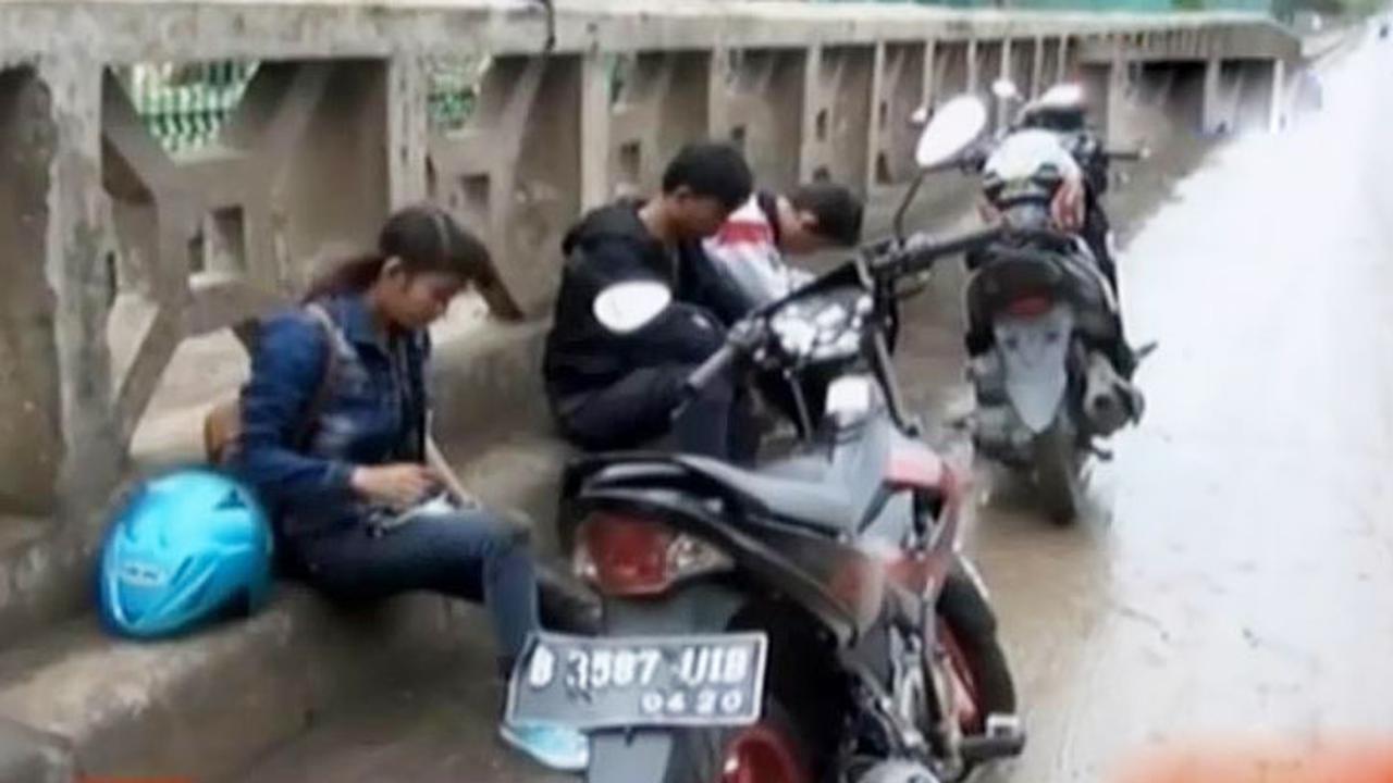 Jalanan Licin hingga Hari Belanja Online Nasional