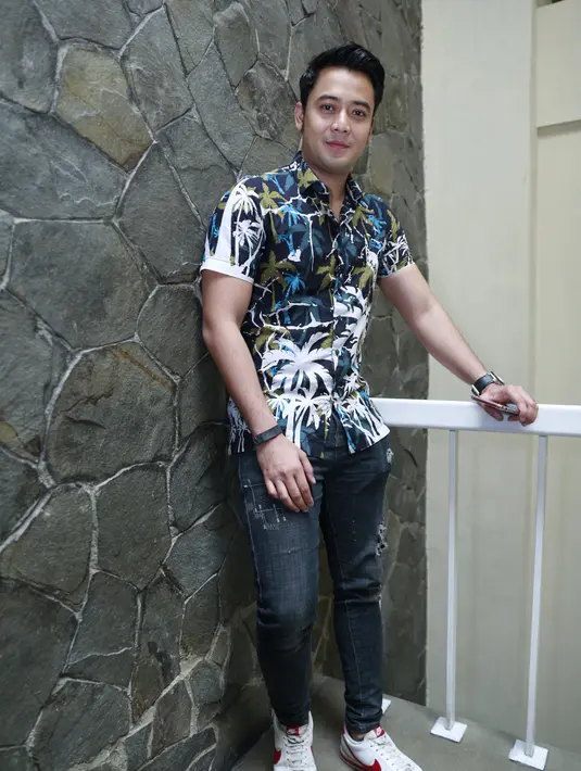 Tampil dengan kemeja motif, namun dirinya tetap terlihat simple dan menarik. Apalagi ditambah dengan sneakers, gayanya makin keren.
