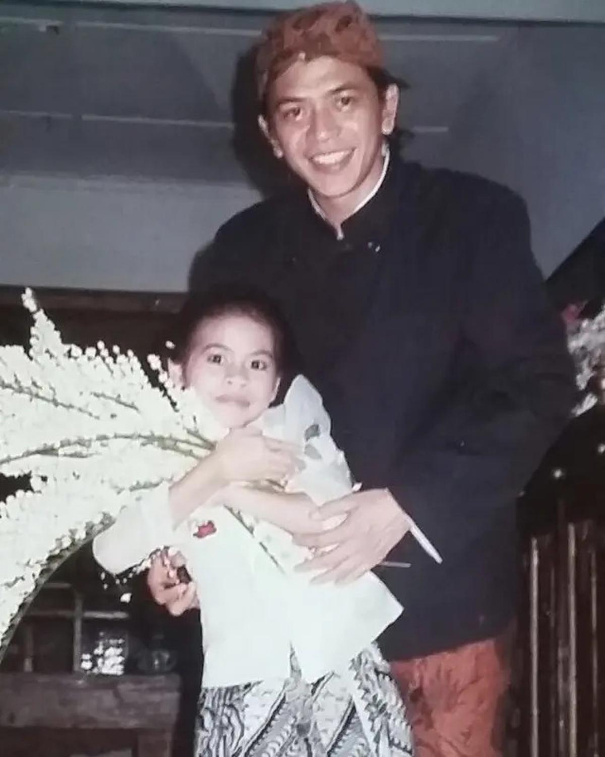 7 Potret Lawas Kebersamaan Ray Sahetapy dan Gisca Putri, Dikenang Dewi Yull