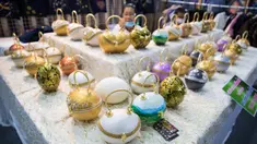 Aneka kerajinan tangan dipamerkan dalam acara bertajuk "Hati Terikat Seni dan Kerajinan, Cara Baru Seni Kerajinan Tangan di bawah Perlindungan Kerajaan" di Bangkok, Thailand, Selasa (4/8/2020). Pameran menampilkan karya seni buatan artisan ahli, pengrajin, dan pewaris budaya. (Xinhua/Zhang Keren)