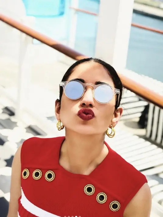 <p>Kesempurnaan gayanya juga terlihat kala ia kenakan kacamata dengan bentuk frame kekinian. [Foto: Instagram/ @shaleenanathan]</p>