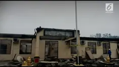 Seluruh bangunan utama Polres Dharmasraya hangus terbakar.