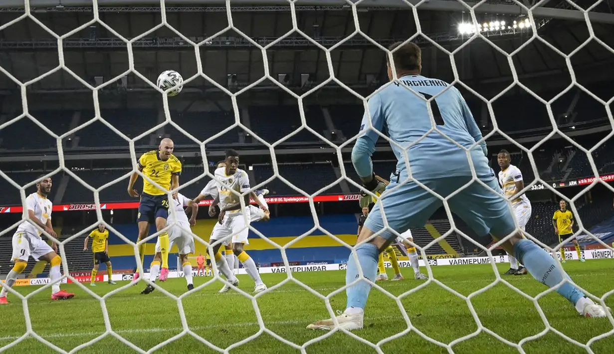 Pemain Swedia Marcus Danielson menyundul bola untuk mencetak gol ke gawang Armenia pada pertandingan persahabatan jelang Euro 2020 di Solna, Swedia, Sabtu (5/6/2021). Swedia menang 3-1. (Janerik HENRIKSSON/TT News Agency/AFP)