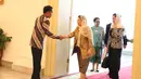 Presiden Joko Widodo berjabat tangan dengan Ibu Negara Afghanistan, Rula Ghani di Istana Bogor, Selasa (5/12). Kunjungan kerja Rula Ghani merupakan kunjungan balasan atas kunjungan pemerintah Indonesia ke Afganistan. (Liputan6.com/Angga Yuniar)