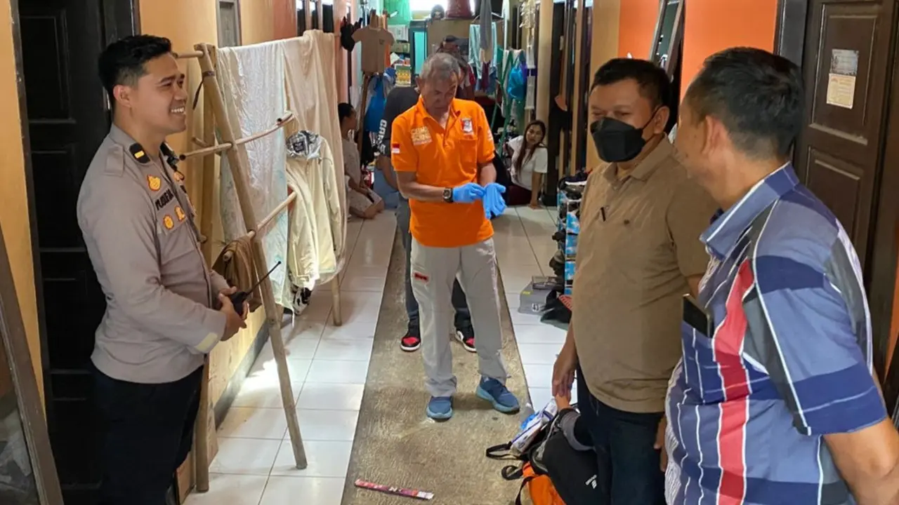 Polres Sukabumi Kota sedang melakukan olah TKP terkait penemuan jasad seorang pria lansia di sebuah rumah kontrakan.