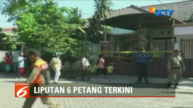 Kondisi rumah terduga pelaku Dita Apriyanto hingga kini masih dalam kondisi berantakan setelah dilakukan penggeledahan oleh Tim Densus 88 Anti Teror Mabes Polri dan Gegana Polda Jawa Timur.