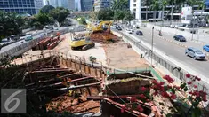 Sejumlah pengendara melintas di dekat pembangunan MRT di kawasan Blok M dan Sudirman, Jakarta, (23/7). Wagub Djarot Saiful Hidayat mengatakan Pemprov DKI akan mengambil langkah konsinyasi untuk mempercepat pembebasan lahan.(Liputan6.com/Helmi Afandi)