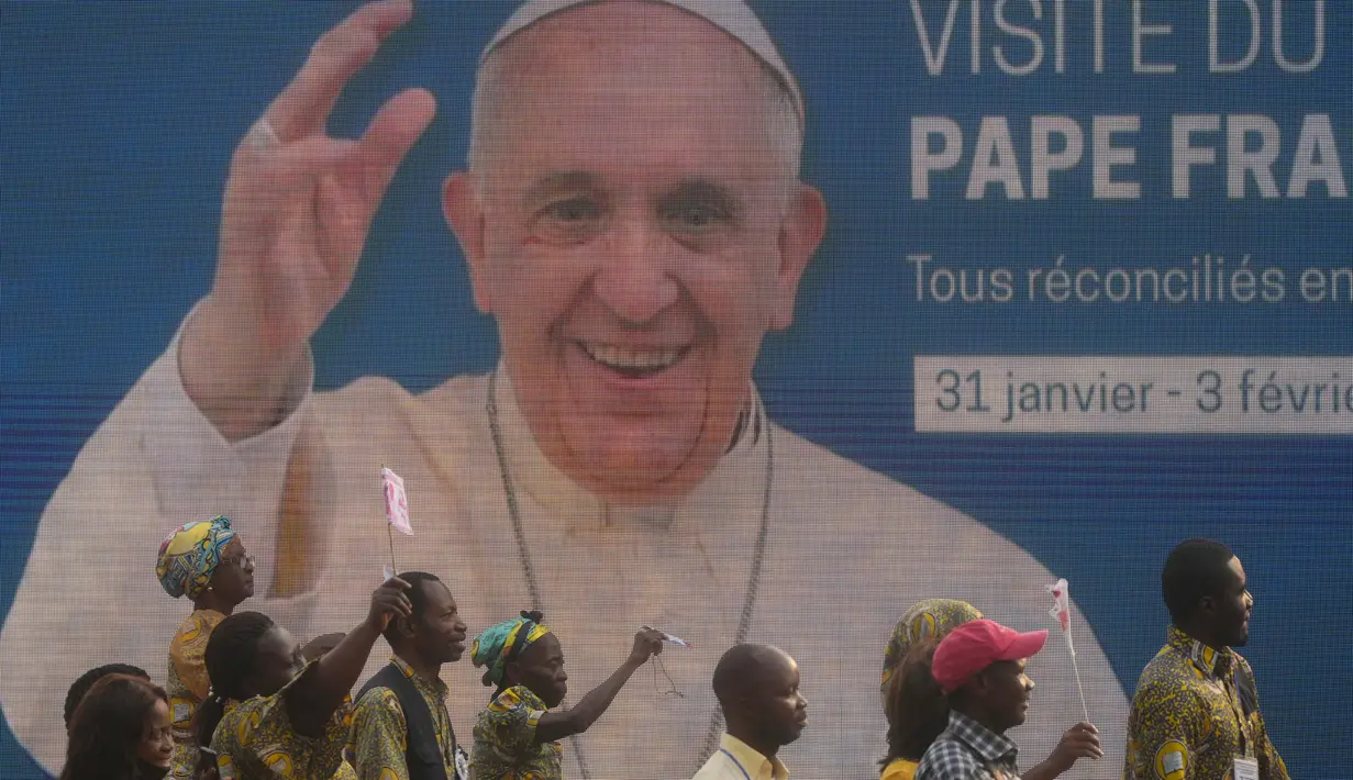 Warga setempat tiba di Stadion Martir di Kinshasa, Republik Demokratik Kongo untuk pertemuan antara Paus Fransiskus dan kaum muda, Kamis (2/2/2023). Paus Fransiskus tiba di ibu kota Kinshasa, Republik Demokratik Kongo, sebagai bagian dari lawatan selama enam hari ke benua Arika, termasuk ke Sudan Selatan. Puluhan ribu orang menyambut kedatangan Paus Fransiskus sejak dari bandara ke ibu kota Kinshasa. (AP Photo/Gregorio Borgia)