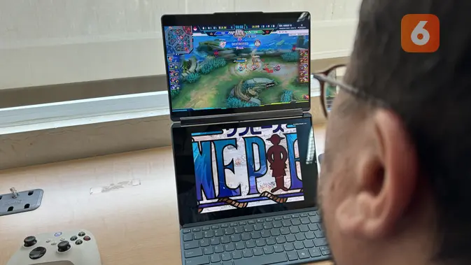 <p>Nonton dua konten berbeda di Lenovo Yoga Book 9i. (Liputan6.com/ Agustinus Mario Damar)</p>