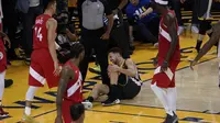 Guard Golden State Warriors Klay Thompson terkena cedera ACL lutut kiri pada gim enam NBA Finals 2019 melawan Toronto Raptors. (AP Photo/Tony Avelar)