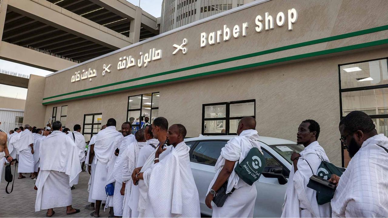 FOTO: Jemaah Haji Antri Potong Rambut di Barber Shop