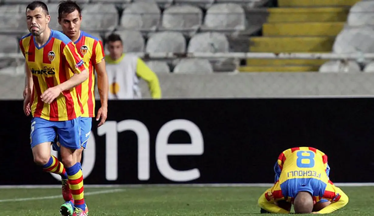 Selebrasi sujud syukur Sofiane Feghouli setelah mencetak gol pada putaran leg pertama 32 besar Liga Eropa antara Dynamo Kyiv vs Valencia  di Nicosia, Siprus pada 21 Februari 2014 (AFP/Sakis Savides).