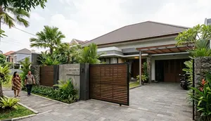 12 Desain Pagar Rumah Tanpa Besi yang Tetap Terlihat Modern, Batu Alam hingga Kayu