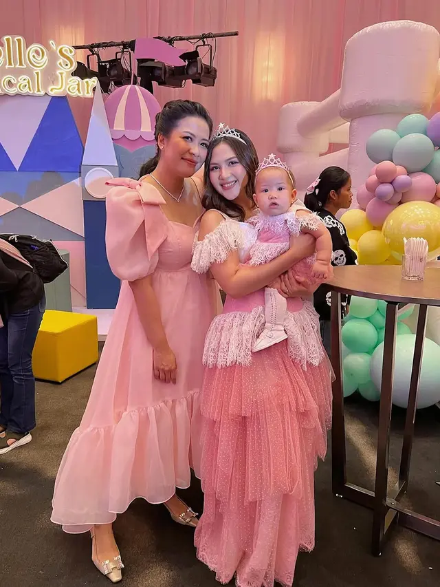 Detail Gaun Princess Jessica Mila dan Baby Kya di Pesta Ultah Putri dr. Feni Nugraha, Inspirasi Tampil Kembar Ibu-Anak