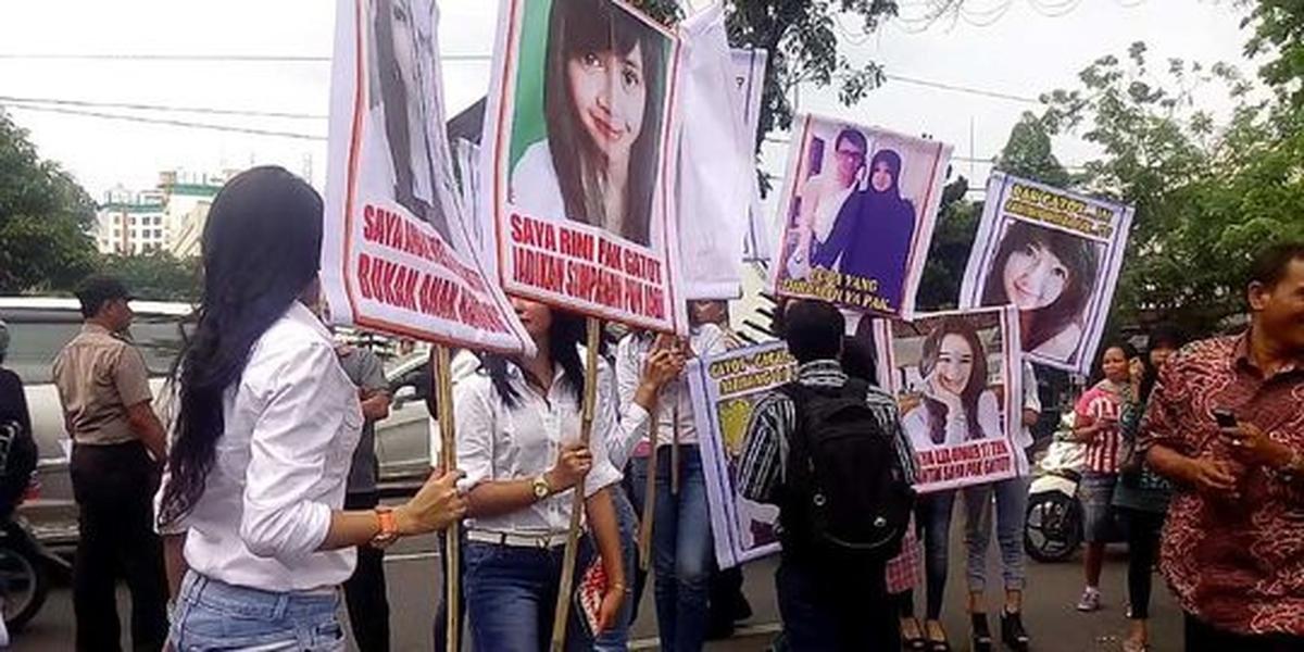 Belasan wanita cantik bercelana jin ketat demo tolak poligami