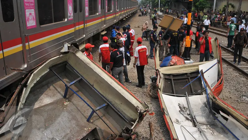 20151206-Metromini Ditabrak Kereta-Jakarta-Gempur M Surya