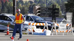 Mobil polisi memblokir pintu masuk ke lokasi penembakan yang terjadi di Umpqua Community College di Roseburg, Oregon, AS, Kamis (1/10/2015). 13 orang tewas dan sekitar 20 lainnya terluka akibat kejadian tersebut. (REUTERS/Steve Dipaola)