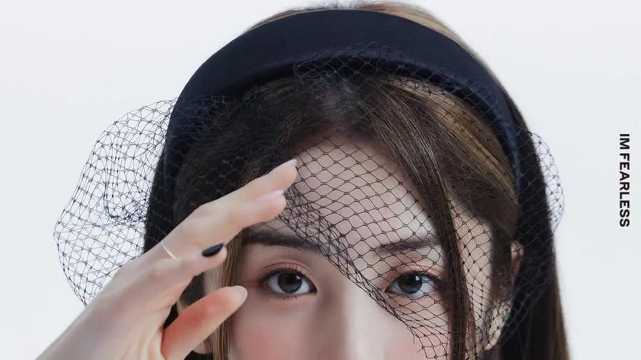 7 Potret Idol Kpop Huh Yunjin yang Disebut Dewi Perssik Versi Korea, Seberapa Mirip?