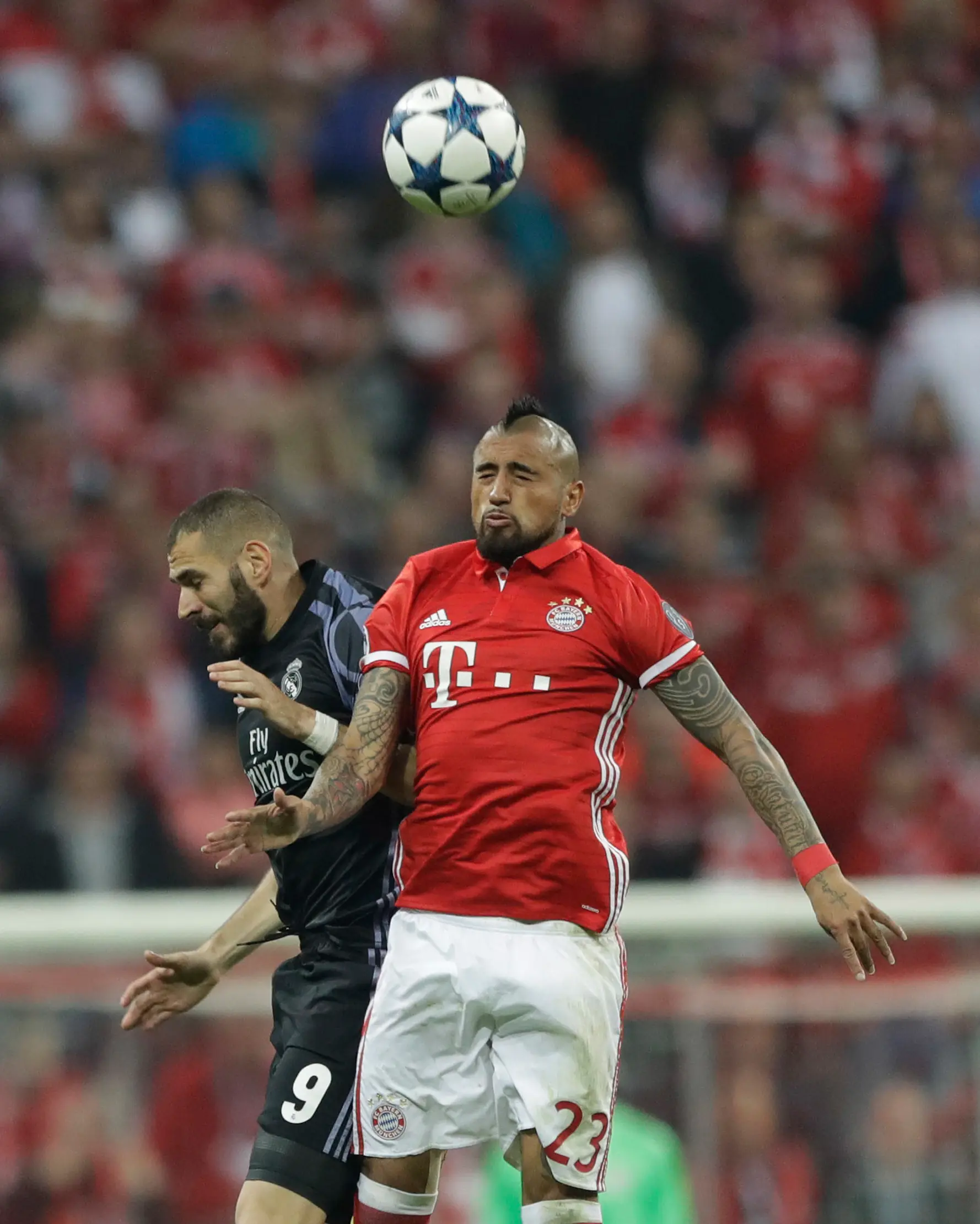 Penyerang Real Madrid Karim Benzema (kiri) berduel di udara lawan Arturo Vidal (Munchen) di laga pertama perempat final Liga Champions.(AP Photo/Matthias Schrader) 