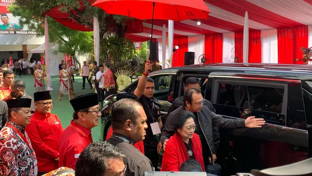Ketua Umum PDIP Megawati Soekarnoputri tiba di acara HUT ke-51 PDIP di Sekolah Partai PDI Perjuangan, Lenteng Agung, Jakarta Selatan, Rabu (10/1/2024).