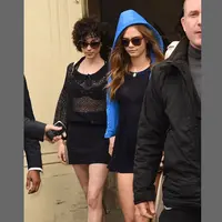 Cara Delevingne dan St. Vincent (via dailymail.co.uk)