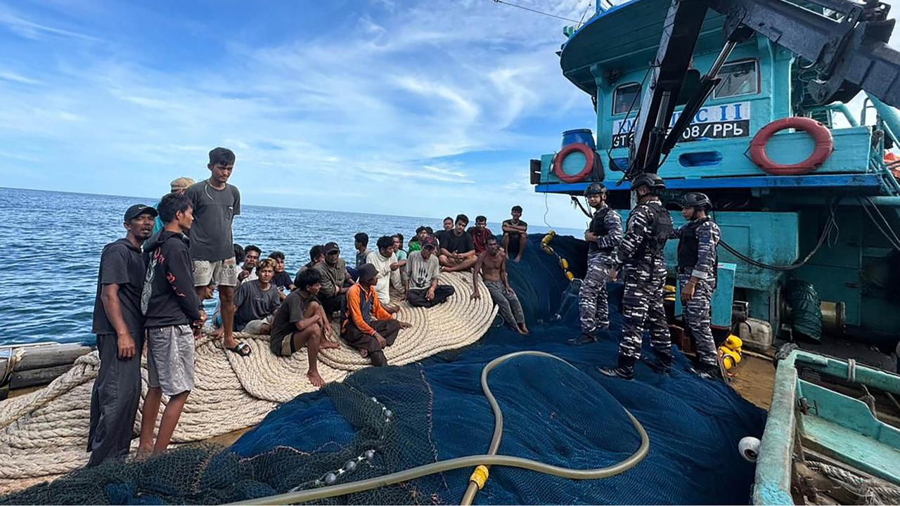 FOTO: KRI Surik-645 Gagalkan Penyelundupan 49 Paket Sabu di Selat Malaka