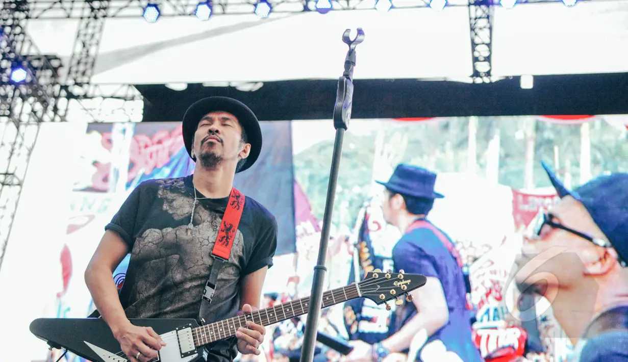 Penampilan gitaris Slank, Ridho pada Konser Drug Free Asia Afrika di Kawasan Monas, Jakarta, Minggu (19/4). Konser dalam rangkaian KAA itu bertujuan sebagai kampanye pencegahan penyalahgunaan narkotika di kawasan Asia Afrika. (Liputan6.com/Faizal Fanani)