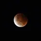 Bulan purnama terlihat selama gerhana sebagian di Sydney, Australia pada Rabu (26/5/2021). Gerhana bulan total yang bertepatan dengan Supermoon untuk pertama kalinya dalam dua tahun. (Saeed KHAN / AFP)
