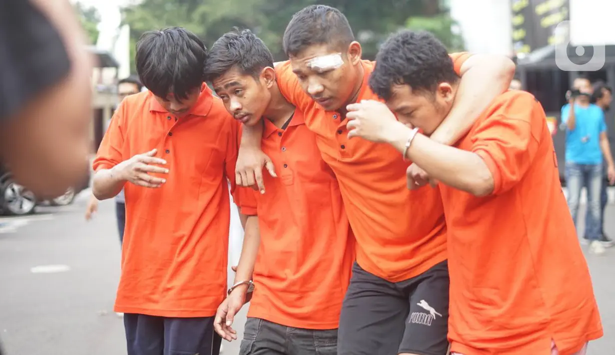 Tersangka begal warteg dihadirkan dalam rilis di Mapolres Metro Jakarta Selatan, Minggu (26/1/2020). Polisi menangkap empat orang begal Warteg Mamoka Bahari di kawasan Pesanggrahan dengan barang bukti yakni dua unit motor, celurit, serta dompet yang dirampas pelaku. (Liputan6.com/Immanuel Antonius)