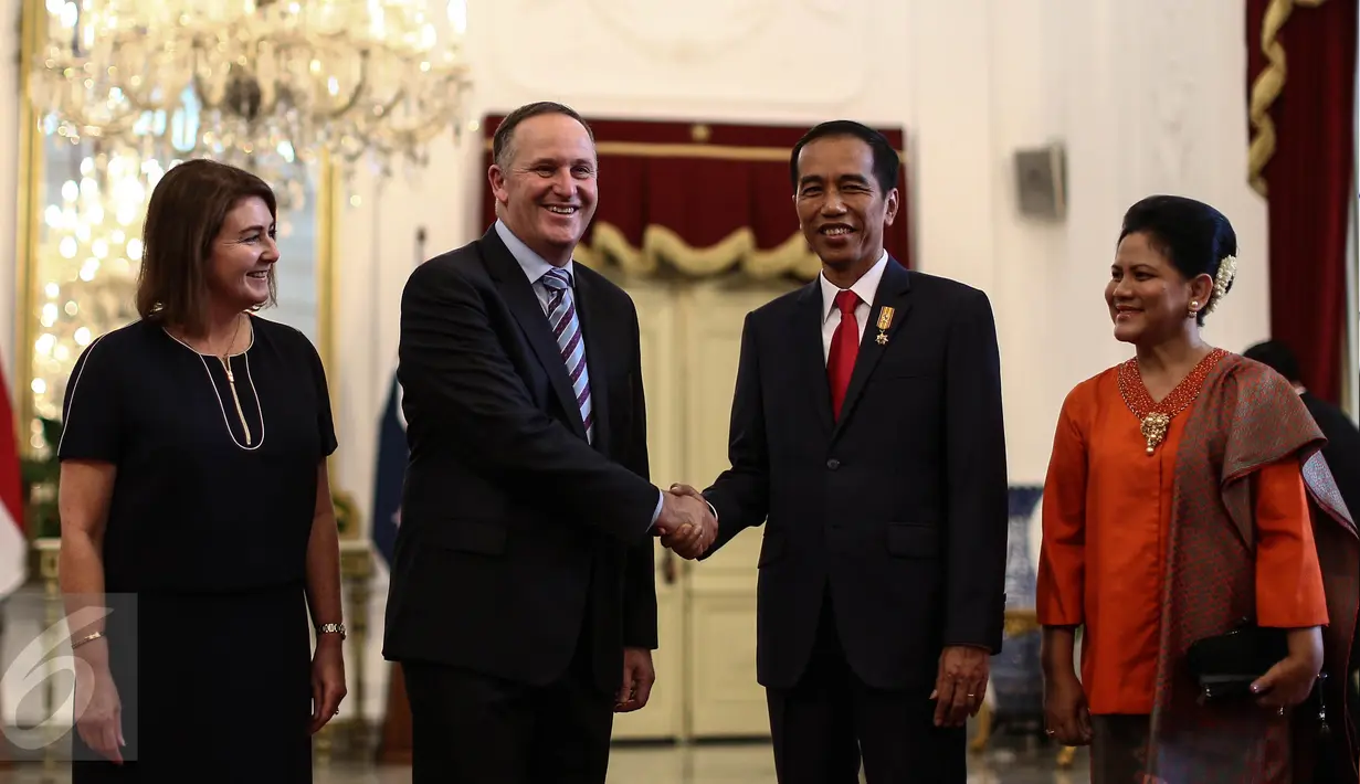 Presiden Joko Widodo bersalaman dengan PM Selandia Baru John Key di Istana Merdeka, Jakarta, (18/7). hubungan Indonesia-Selandia Baru di bidang ekonomi, perdagangan, investasi, energi terbarukan, pendidikan, dan pariwisata. (Liputan6.com/Faizal Fanani)