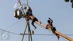 Peserta berhasil mencapai puncak saat mengikuti lomba Panjat Pinang dalam rangka merayakan HUT RI ke-70 di Bantaran Kalimalang, Jakarta, Senin(17/8/2015). Warga antusias mengikuti lomba panjat pinang tersebut. (Liputan6.com/Yoppy Renato)