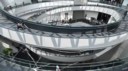 Pengunjung di Museum Astronomi Shanghai yang baru dibuka di Shanghai, China, (30/7/2021). China akhirnya resmi membuka Museum Astronomi Shanghai, yang disebut-sebut sebagai planetarium terbesar dunia. (AFP/Hector Retamal)
