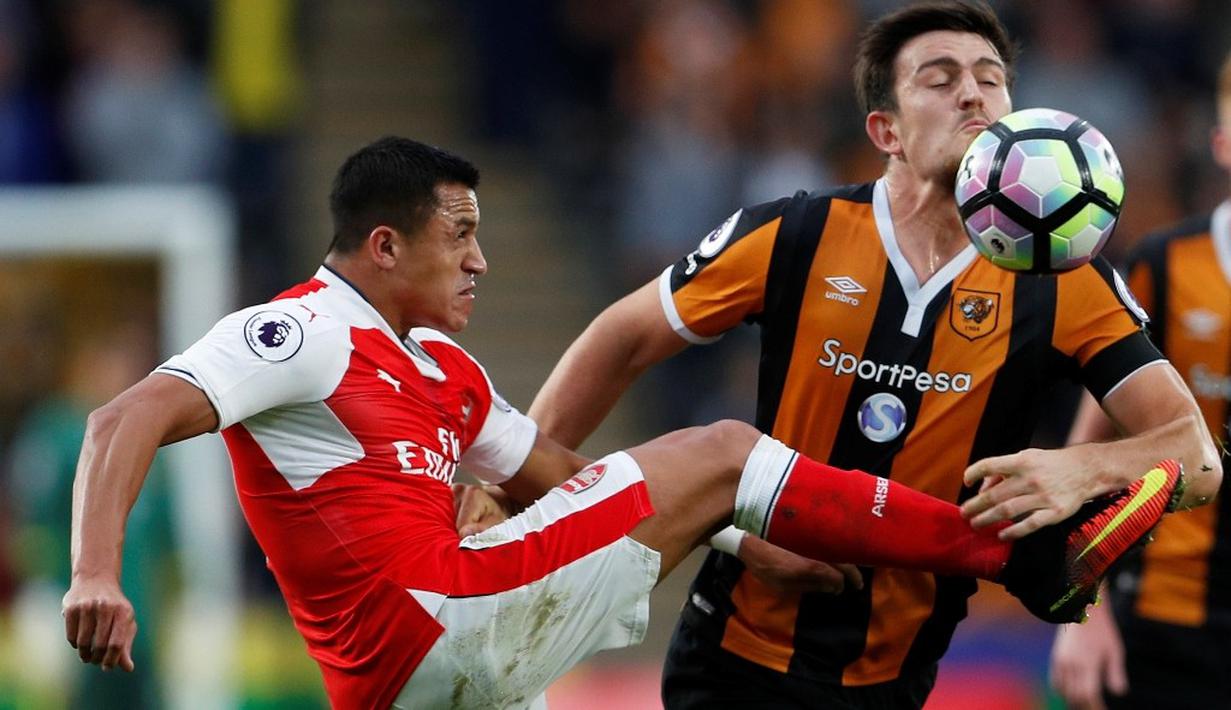 Pemain Arsenal, Alexis Sanchez, berebut bola dengan pemain Hull City, Harry Maguire, pada laga lanjutan Premier League, di KCOM Stadium, Sabtu (17/9/20106). (Action Images via Reuters/Lee Smith)