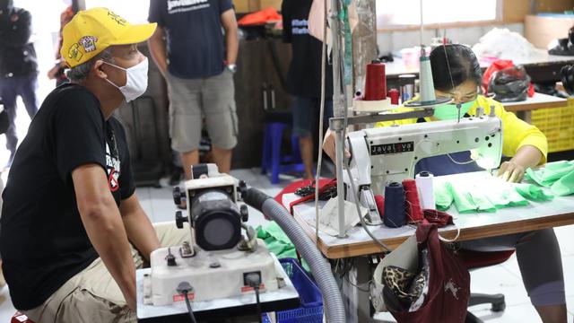 Gubernur Jawa Tengah, Ganjar Pranowo meninjau pusat pembuatan APD. (Foto: Liputan6.com/Felek Wahyu)
