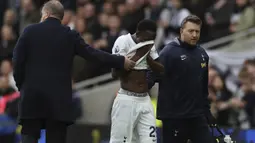 Gelandang Tottenham Hotspur, Pape Matar Sarr berjalan meninggalkan lapangan setelah mengalami cedera saat menghadapi Bournemouth pada laga pekan ke-20 Liga Inggris 2023/2024 di Tottenham Hotspur Stadium, London, Minggu (31/12/2023). (AP Photo/Ian Walton)