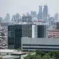 Pemandangan deretan gedung dan permukiman di Jakarta, Rabu (1/10/2020). Meski pertumbuhan ekonomi masih di level negatif, Wakil Menteri Keuangan Suahasil Nazara menyebut setidaknya ada perbaikan di kuartal III 2020. (Liputan6.com/Faizal Fanani)