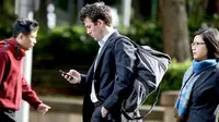Nyeberang Jalan Sambil Telepon, Perlu Dihukum atau Tidak?