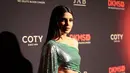 <p>Sedangkan untuk menambahkan kesan glamor, dia menonjolkan bibirnya dengan lisptick merah matte dan menarik perhatian ke mata magnetisnya dengan eyeshadow smokey. (Dimitrios Kambouris/Getty Images for DKMS Gala/AFP)</p>
