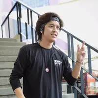 Dari situ, artis kelahiran Bandung 25 tahun silam itu mulai sedikit mengenal tanggung jawab menjadi kepala keluarga. Atau mendidik anak. Meski sampai sekarang ia belum memiliki rencana nikah. (Galih W. Satria/Bintang.com)