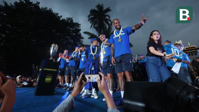 Foto: Akhiri Pawai Juara BRI Liga 1 2023/2024 di Gedung Sate, Penggawa Persib Bandung Diarak Singa Depok
