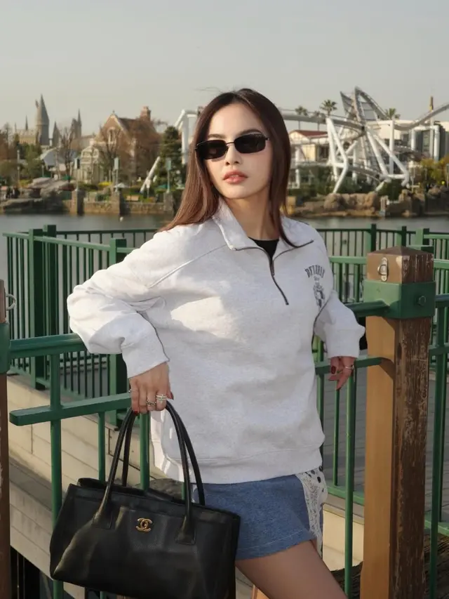 Gaya Liburan Mahalini ke Jepang dengan jaket abu-abu. [@mahaliniraharja]