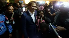 Ketua Banggar DPR Aziz Syamsuddin usai mengikuti rapat Bamus, Jakarta, Senin (11/12). Aziz  yang ditunjuk Setya Novanto menggantikan dirinya menjadi Ketua DPR mendapat penolakan lebih dari 50 persen anggota DPR Fraksi Golkar. (Liputan6.com/Johan Tallo)