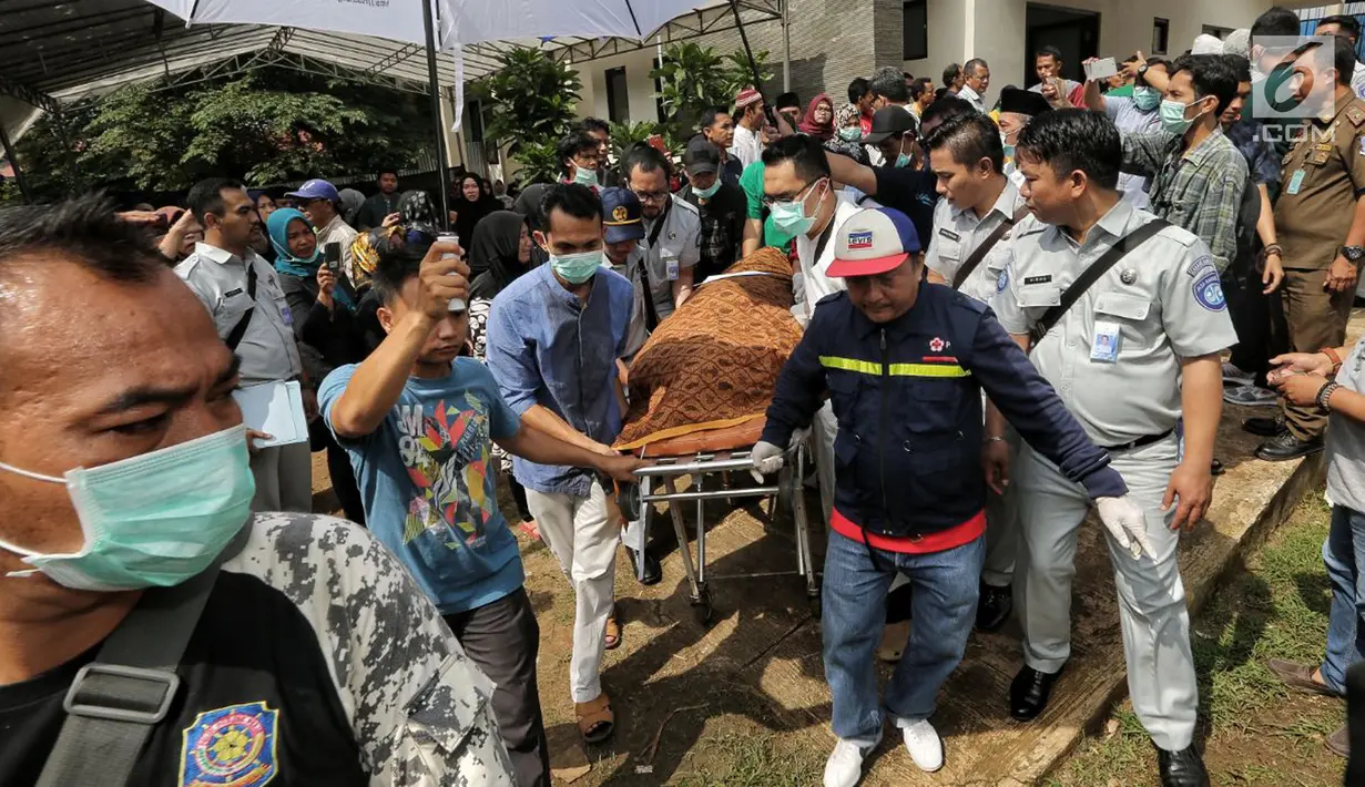 Jenazah korban kecelakaan Tanjakan Emen di Kabupaten Subang dibawa ke Masjid RSUD Tangsel, Ciputat usai dimandikan, Minggu (11/2). Sebelumnya, ada sekitar lima kecelakaan maut yang pernah terjadi di Tanjakan Emen dan seluruhnya menelan korban tewas.
