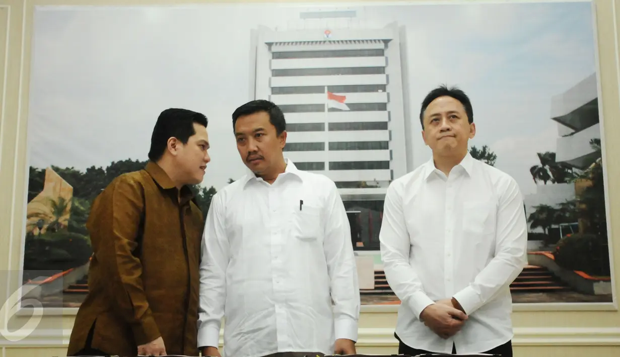 Ketua KOI, Erick Thohir (kiri) berbincang dengan Menpora Imam Nahrawi jelang penandatangan MoU tentang revisi Maskot dan Logo Asian Games 2018 di Kemenpora, Jakarta, (12/2/2016). Tema Asian Games “Inilah Energi Asia”. (Liputan6.com/Helmi Fithriansyah)