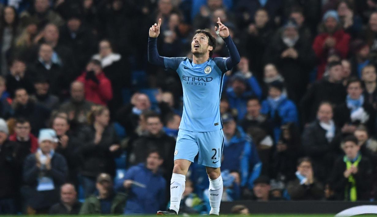 Gelandang Manchester City, David Silva merayakan gol saat timnya melawan Watford pada lanjutan Premier League di Etihad Stadium, Manchester, (14/12/ 2016). (AFP/Anthony Devlin)