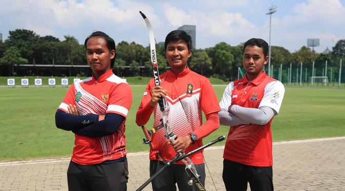 Tim panahan putra Indonesia Riau Ega Agatha Salsabila, Arif Dwi Pangestu, dan Alviyanto Bagas Prastyadi mengamankan tiket ke Olimpiade Tokyo 2020. (Dok. NOC Indonesia)
