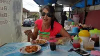 Tamara Bleszynski saat makan di warteg di Bali (Instagram/@tamarableszynskiofficial)
